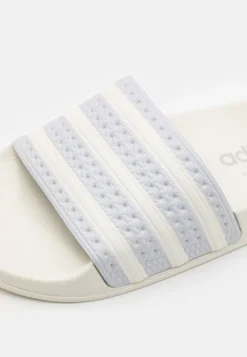 Adidas Originals ADILETTE UNISEX - Badesandale - Grey One/core White/off White -Trend Schuh Verkauf 299b4379ca204f708d75e121a09bbe82