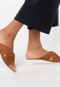 FALSCHANLAGE - Pantolette Flach - Braun