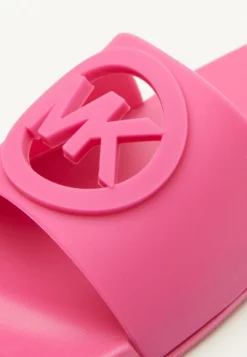 MICHAEL KORS KIDS JET CHARM CHOPOUT - Pantolette Flach - Cerise -Trend Schuh Verkauf b8df0f2f445a4cc6923fe61f40a80155